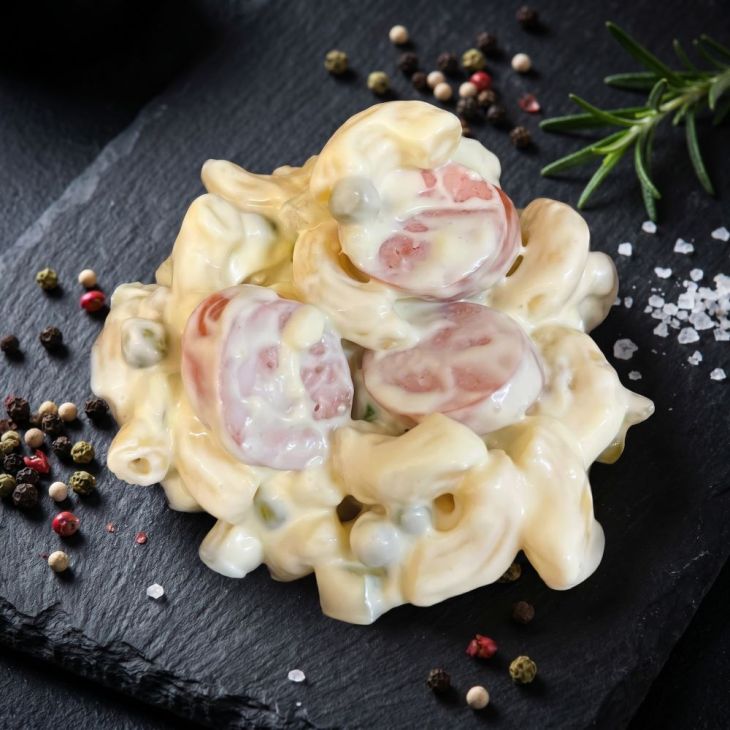 Nudelsalat mit Würstchen