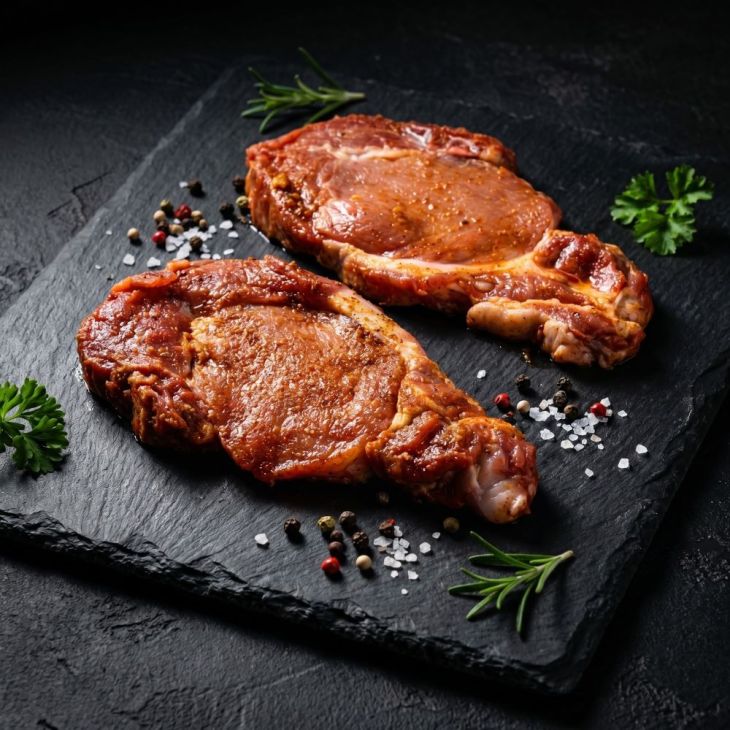 Schweinehalssteak gewürzt